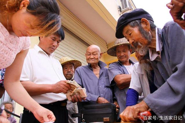 退休老人有福了！70歲老人享受養老金還有高齡補貼，你領取了嗎？(圖2)